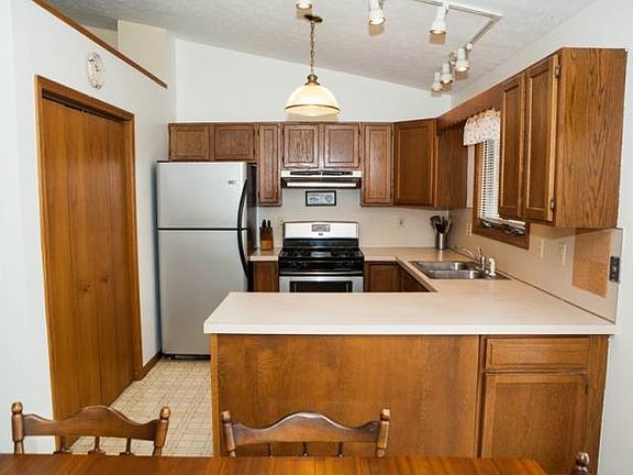 3rd image of 615 Cummings Ave NW