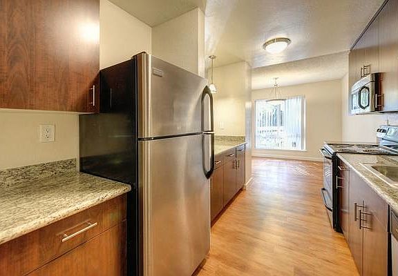 3rd image of 1449 Creekside Dr