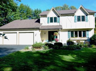 9400 Creekwood Dr, Eden Prairie, MN 55347