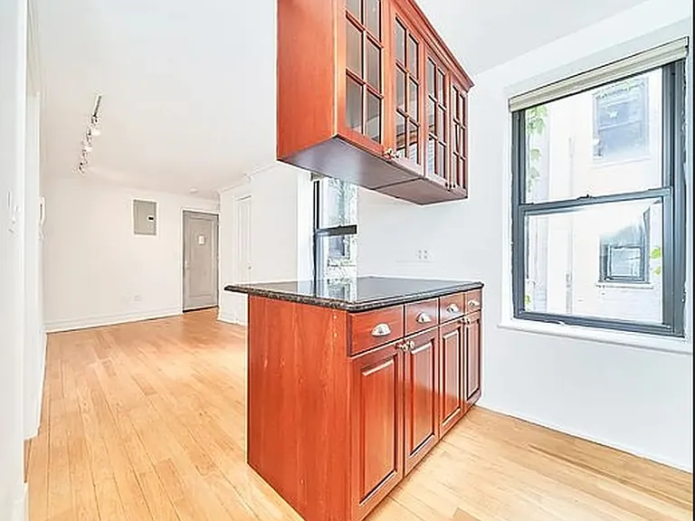 10 Morton St #5A — Photo 3