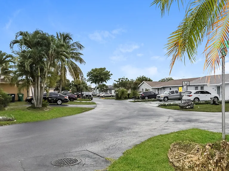 4205 SW 137th Ct — Photo 24