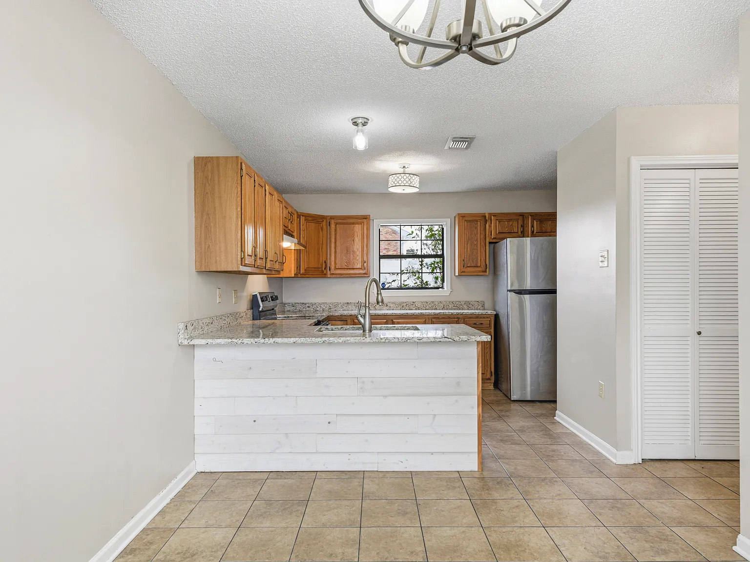 219 N French Quarter Dr — Photo 4