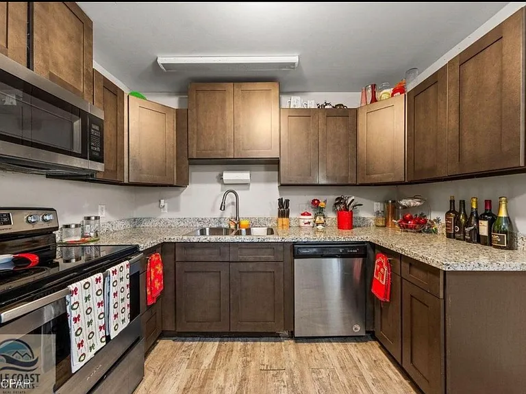 1710 Drake Ave — Photo 2