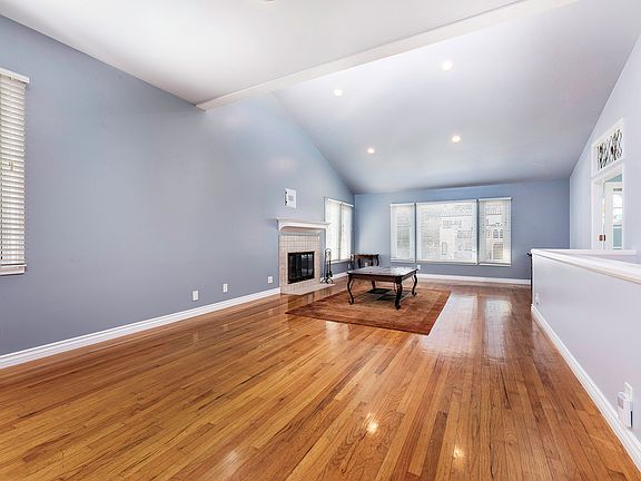 2nd image of 218 Roycroft Ave