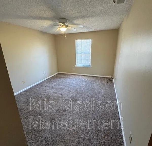 141 Hunt Club Ct — Photo 7