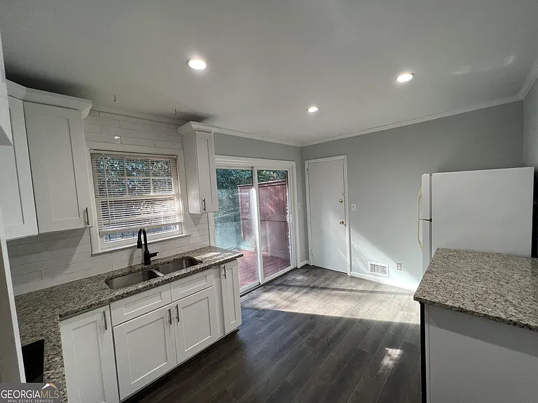 827 Marstevan Dr NE — Photo 3