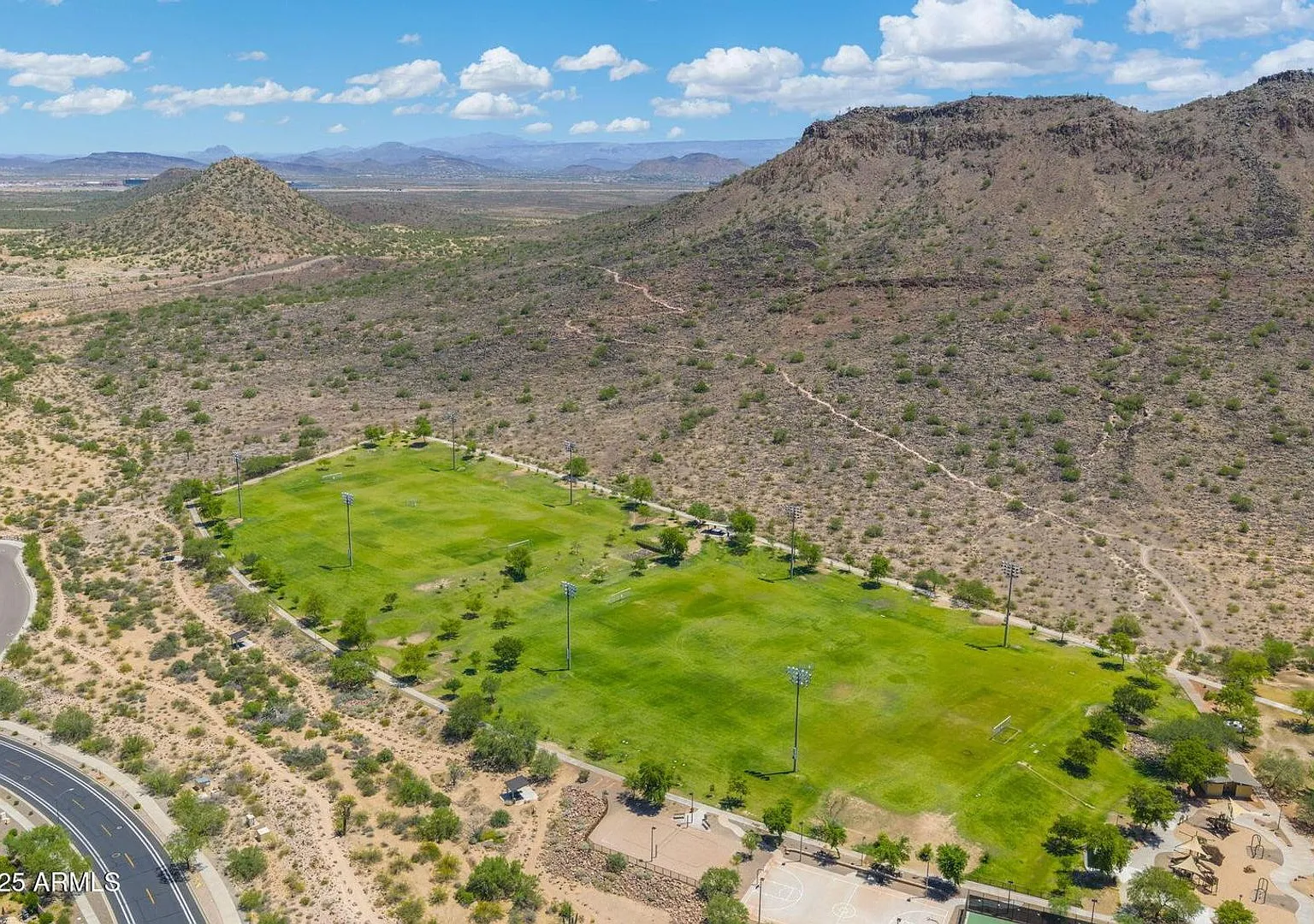Gorgeous 5 bed 3.5 bath 3 car garage home, 3613 sq ft in established North Phoenix community — Photo 4