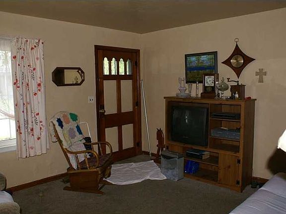 3rd image of 124 W 4th St