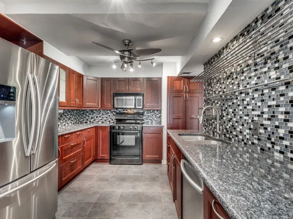 4 Oakbrook Dr, Lewisville, TX 75057