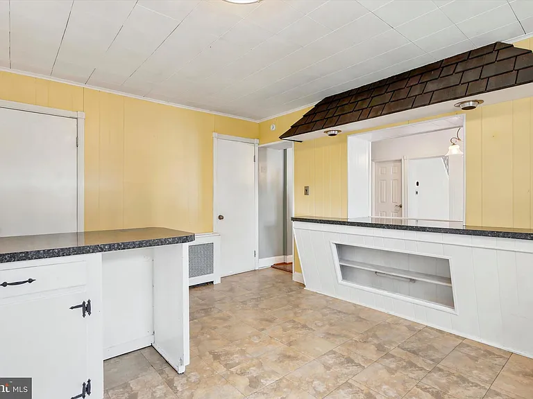 712 E Hector St — Photo 12