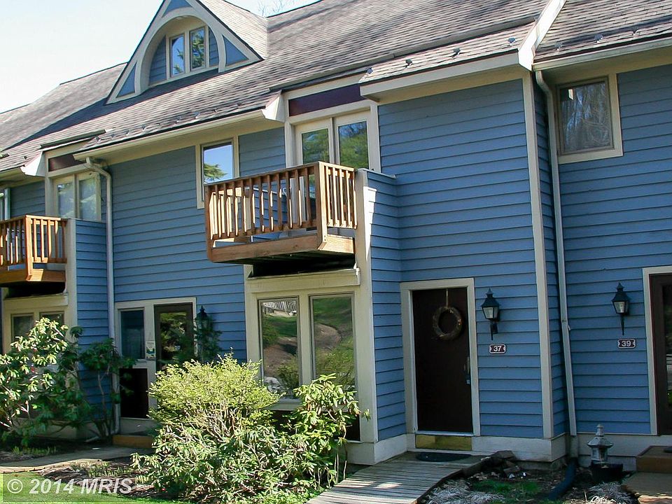 1st image of 37 Lakeview Ct #2D