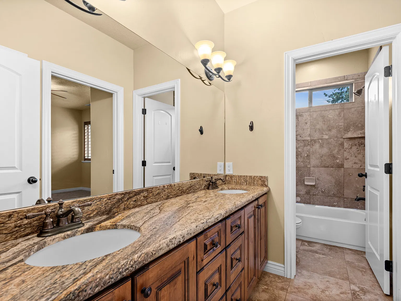 6 bed, 4703 sqft, $5,200 — Photo 2