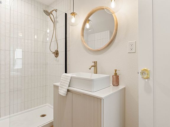 5th image of 2371 SE 51st Ave