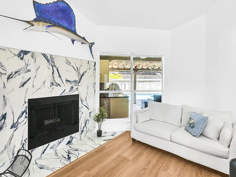 15829 Vincent Dr — Photo 12