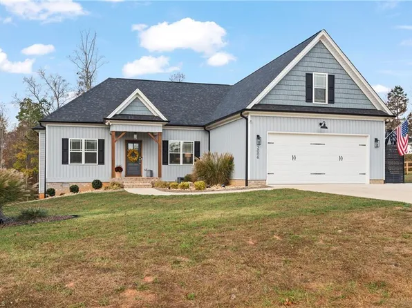 2006 Dock Ridge Dr, Stokesdale, NC 27357