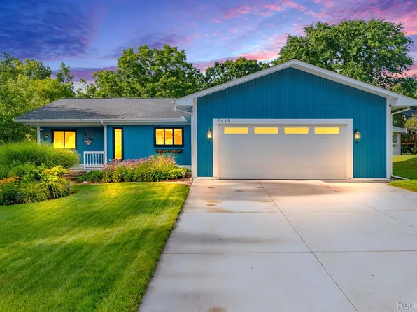 2410 Highfield Rd, Waterford, MI 48329