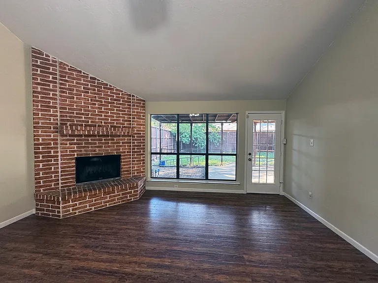 1200 Glyndon Dr — Photo 2