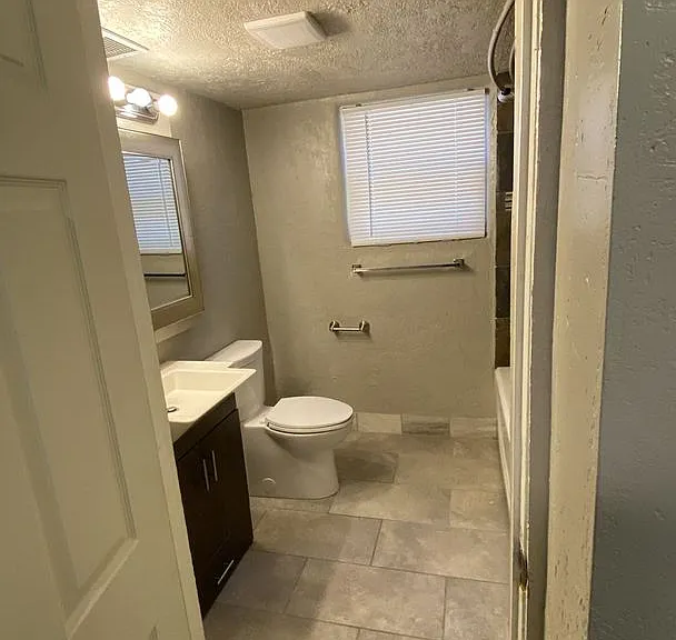 1002-B100 Everett St — Photo 12