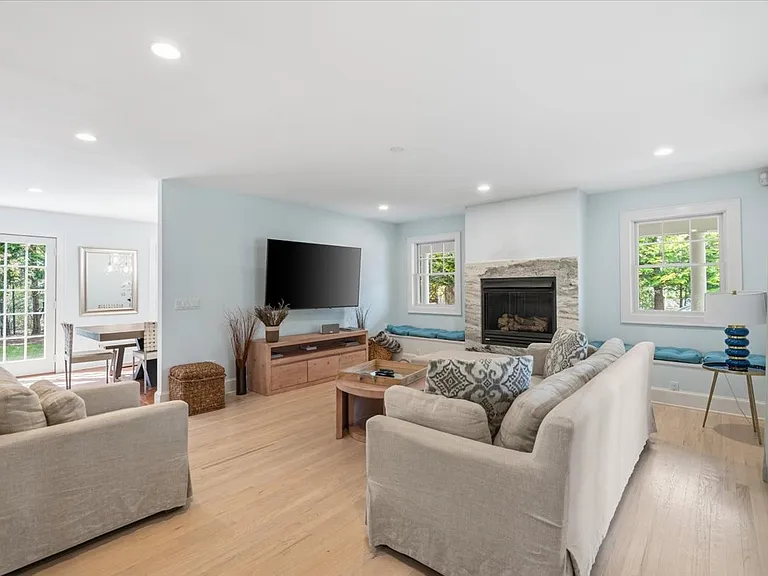 49 Beach Ave — Photo 4