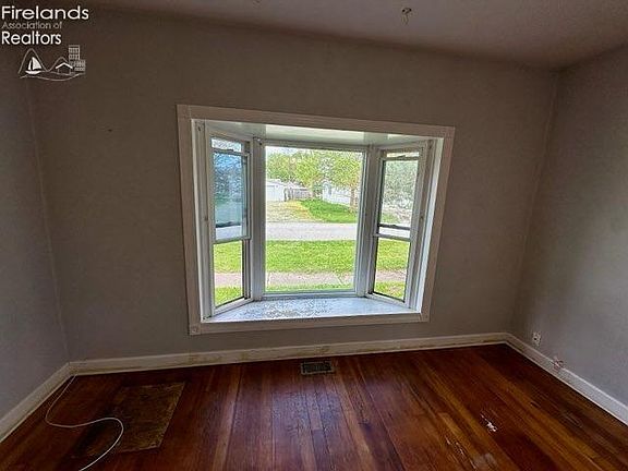 5th image of 109 E South St