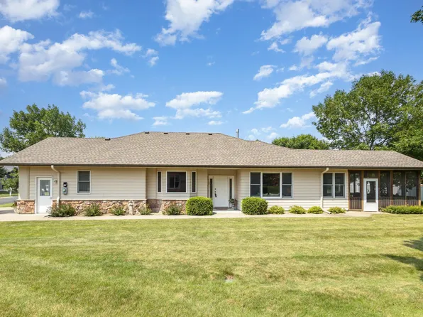 1110 Village St SE, New Prague, MN 56071