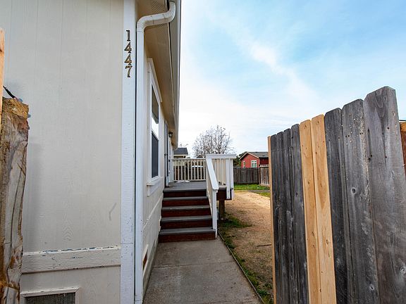 2nd image of 1447/1449 E Oak St