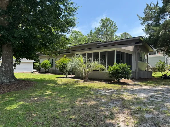 238 NE 74th St, Oak Island, NC 28465