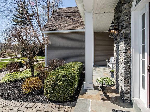 2nd image of 127 Wynnridge Drive