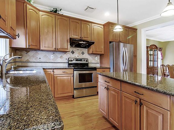 3rd image of 27 Lonni Ln