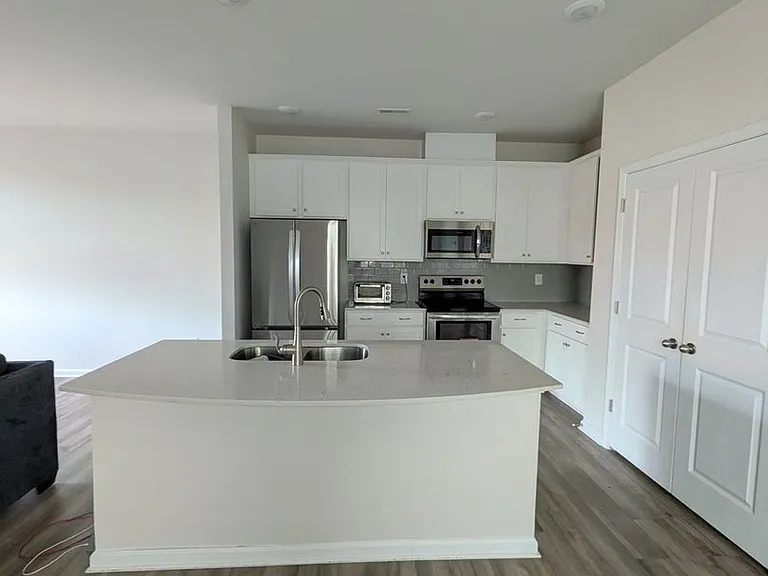 266 E Compass Way — Photo 3