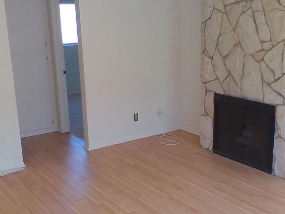3rd image of 13561 Moorpark St APT 211