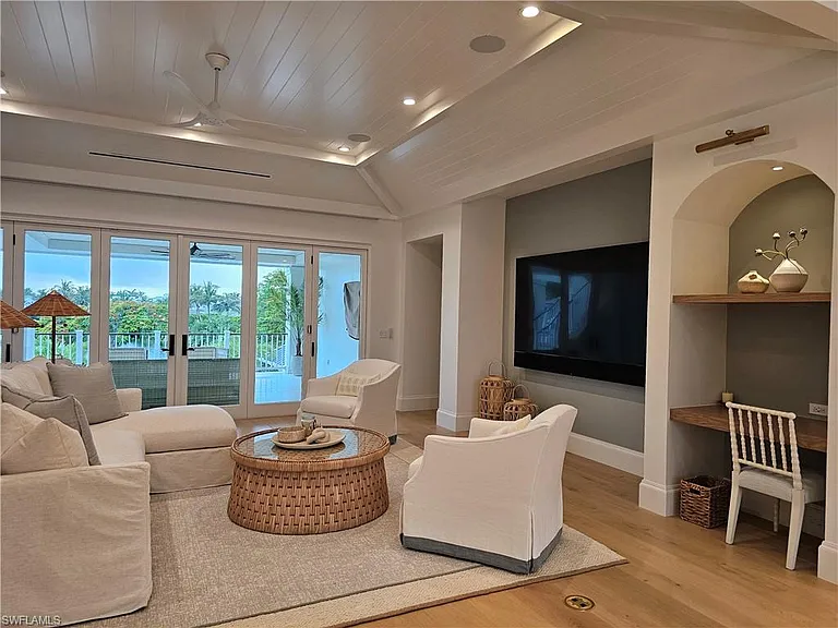 637 Palm Cir W — Photo 34