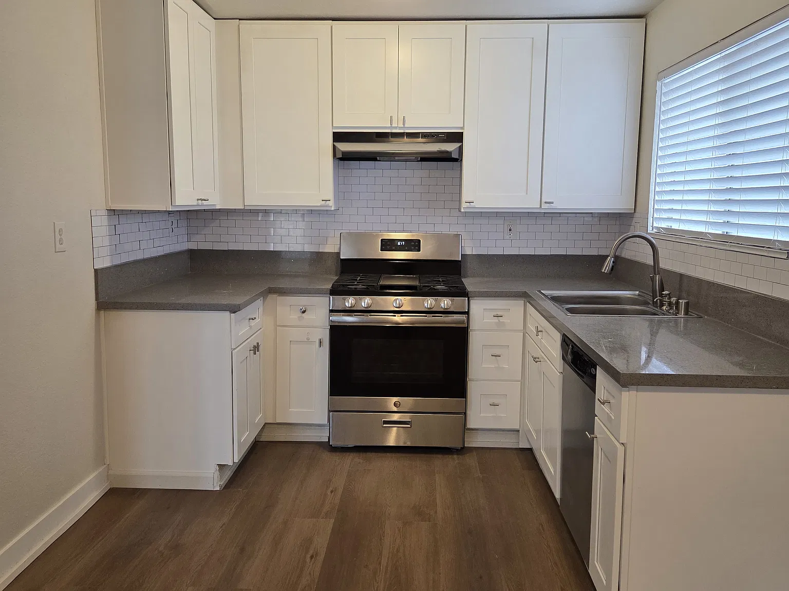 2 bed, 900 sqft, $2,100 — Photo 2