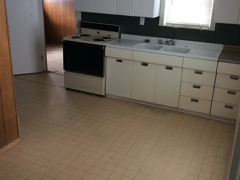 Comfortable Old Home converted into Apartments — Photo 5
