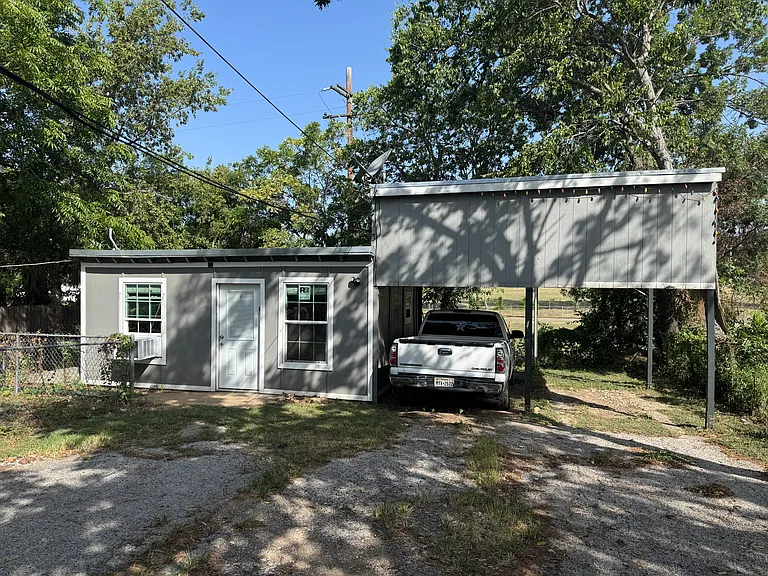 2419 Hondo Ave — Photo 2