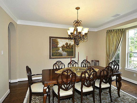 Well-designed, bright & roomy dining area for entertaining friends & family during formal or informal events.