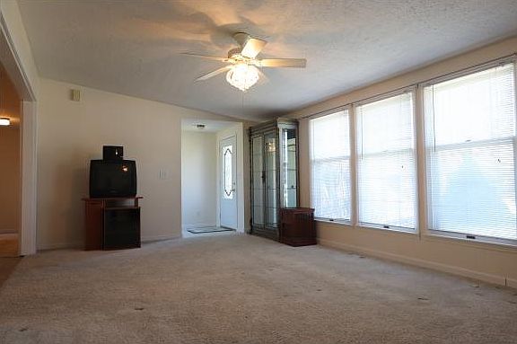 3rd image of 705 Park Pl