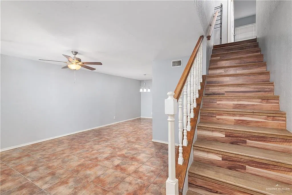 4 bed, 2.5 bath, 2300 sqft, $2,250 — Photo 4