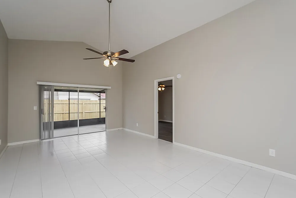 3 bed, 2.0 bath, 1280 sqft, $2,415 — Photo 4