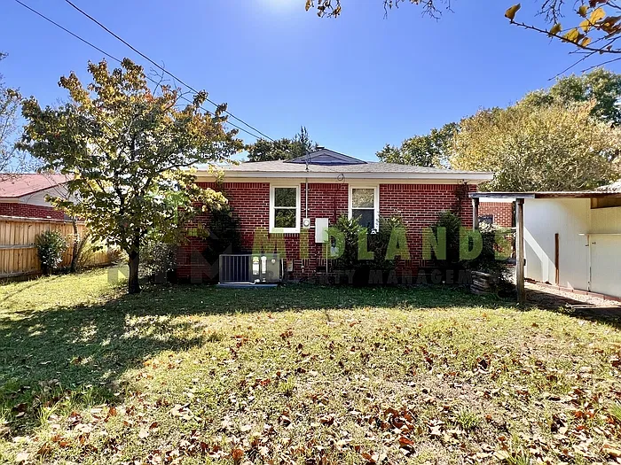 3 bed, 1.0 bath, 1115 sqft, $1,600 — Photo 4
