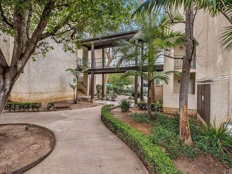 5460 White Oak Ave — Photo 36