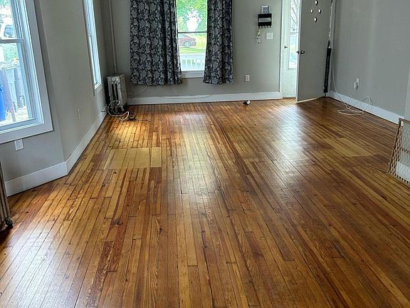 5th image of 825 Woodlawn St