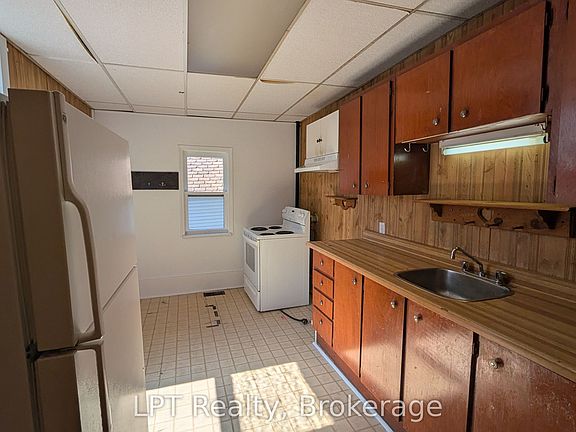 4th image of 265 Bethune St