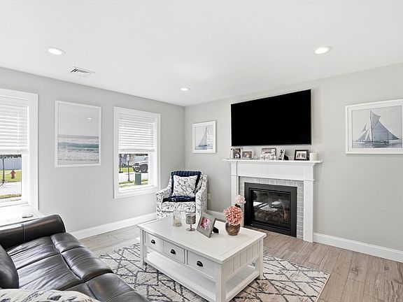 5th image of 17 Fieldstone Ln