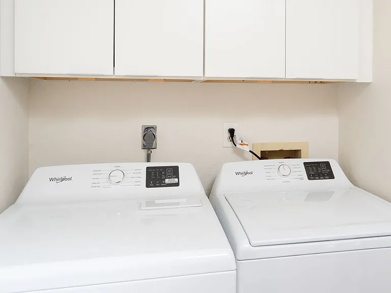 Hummingbird Cove Apartments — Photo 34