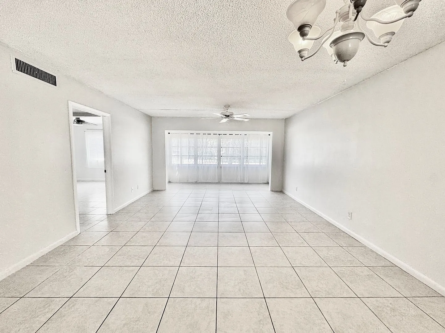Charming 2 bed/ 2 bath in Royal Palm Villas — Photo 4