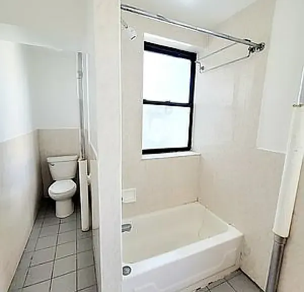206 E 10th St #5V — Photo 8