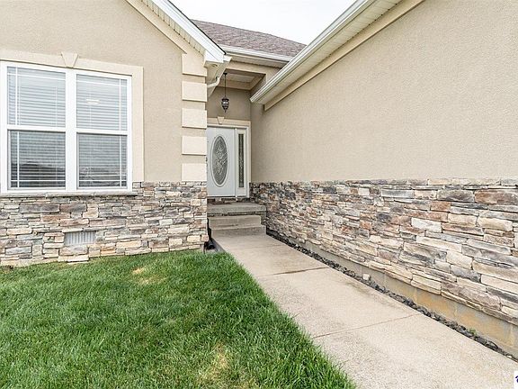 5th image of 216 S Rushmore Dr