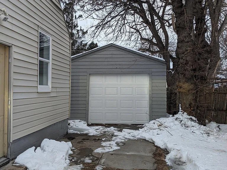 Detached garage