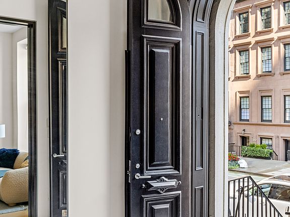 3rd image of 240 E 61st St #1